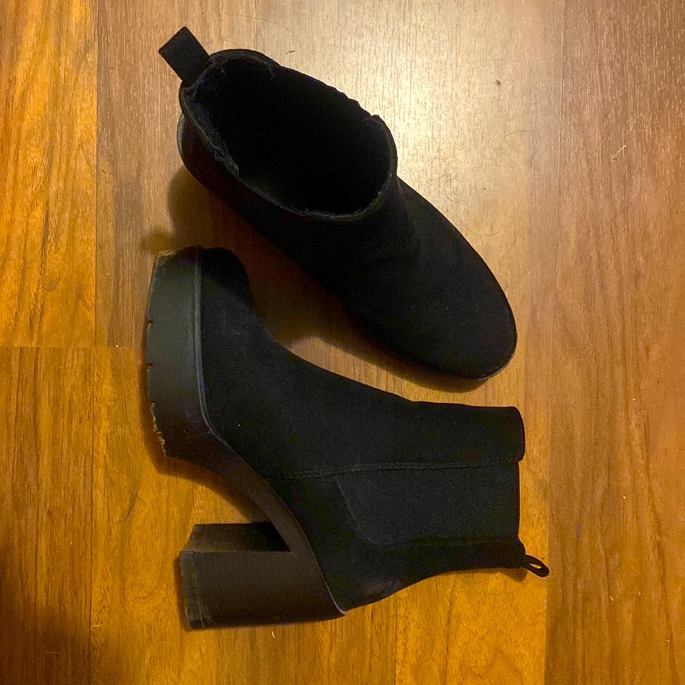 ASOS DESIGN Elderberry chunky chelsea boots in black